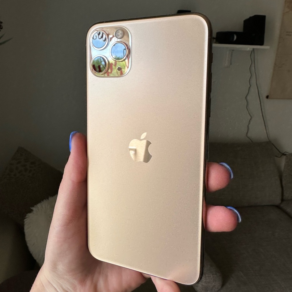 iPhone 11 Pro Max. 256 GB. Color: Gold. Condition: Used, like new.